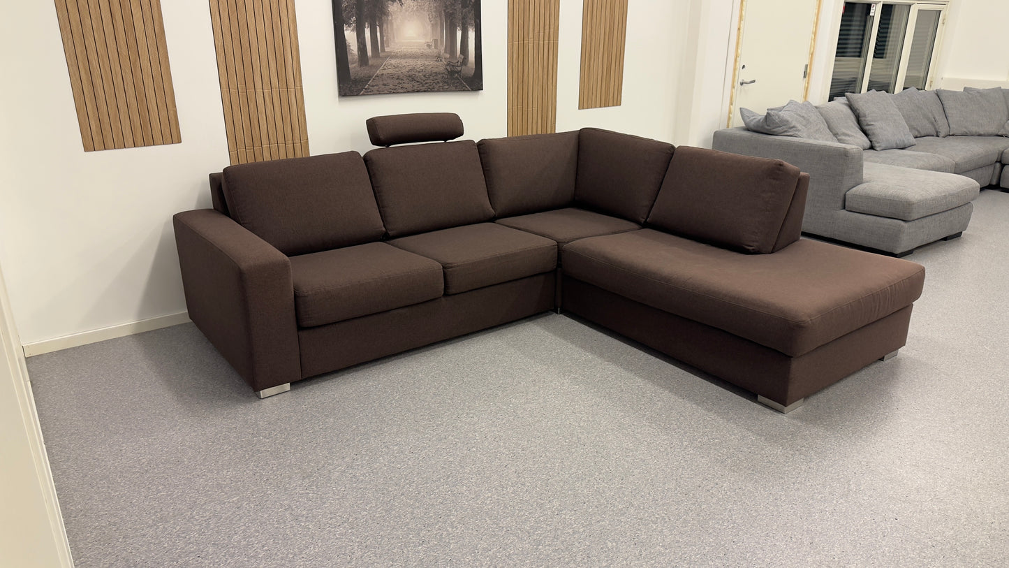 Nyrenset Elegant hjørnesofa i mørk brun utførelse