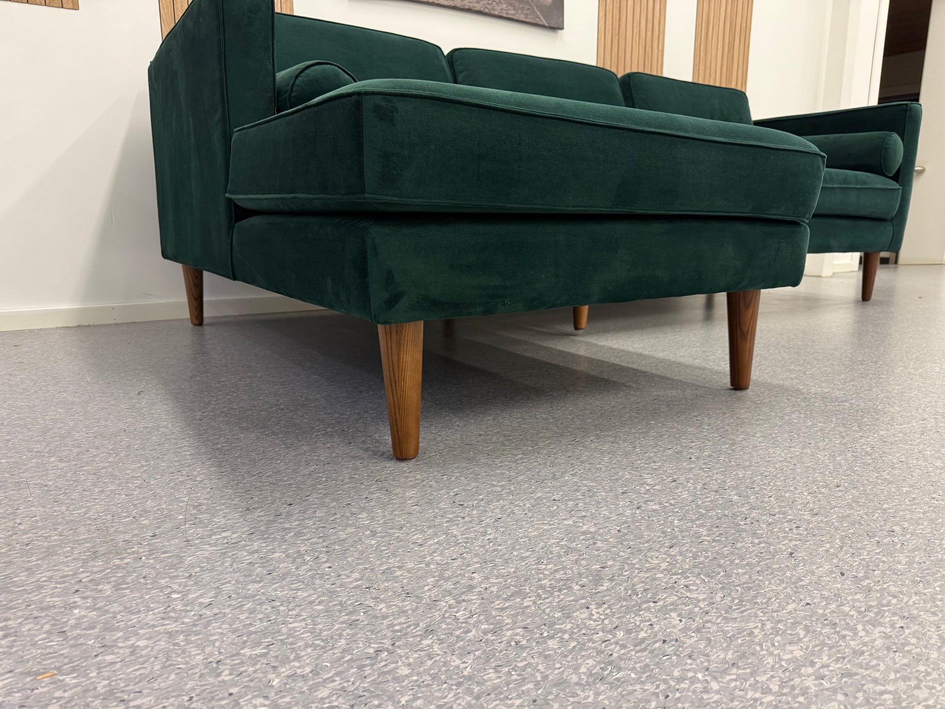 Nyrenset | Mørk grønn Sofacompany Harper sofa i velur - Adoua Sofa