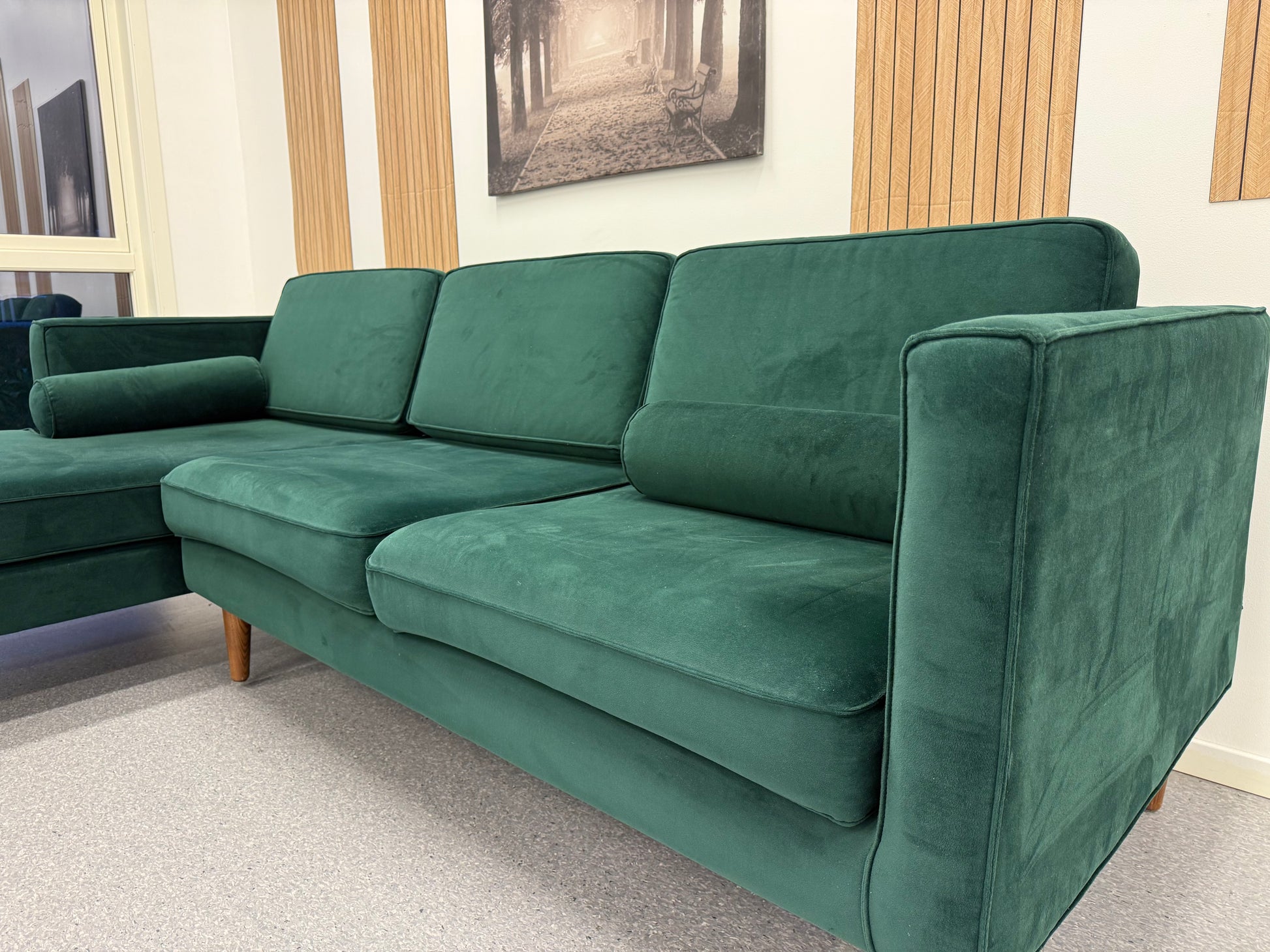 Nyrenset | Mørk grønn Sofacompany Harper sofa i velur - Adoua Sofa