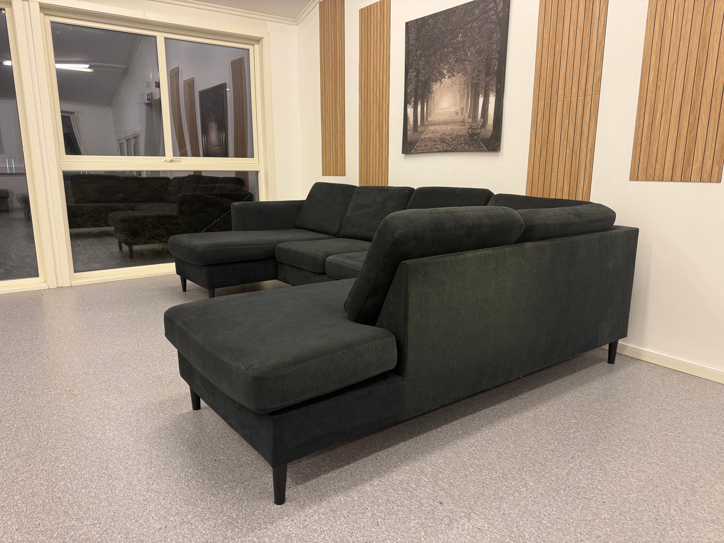 Nyrenset | Svart U-sofa med romslig komfort - Adoua Sofa