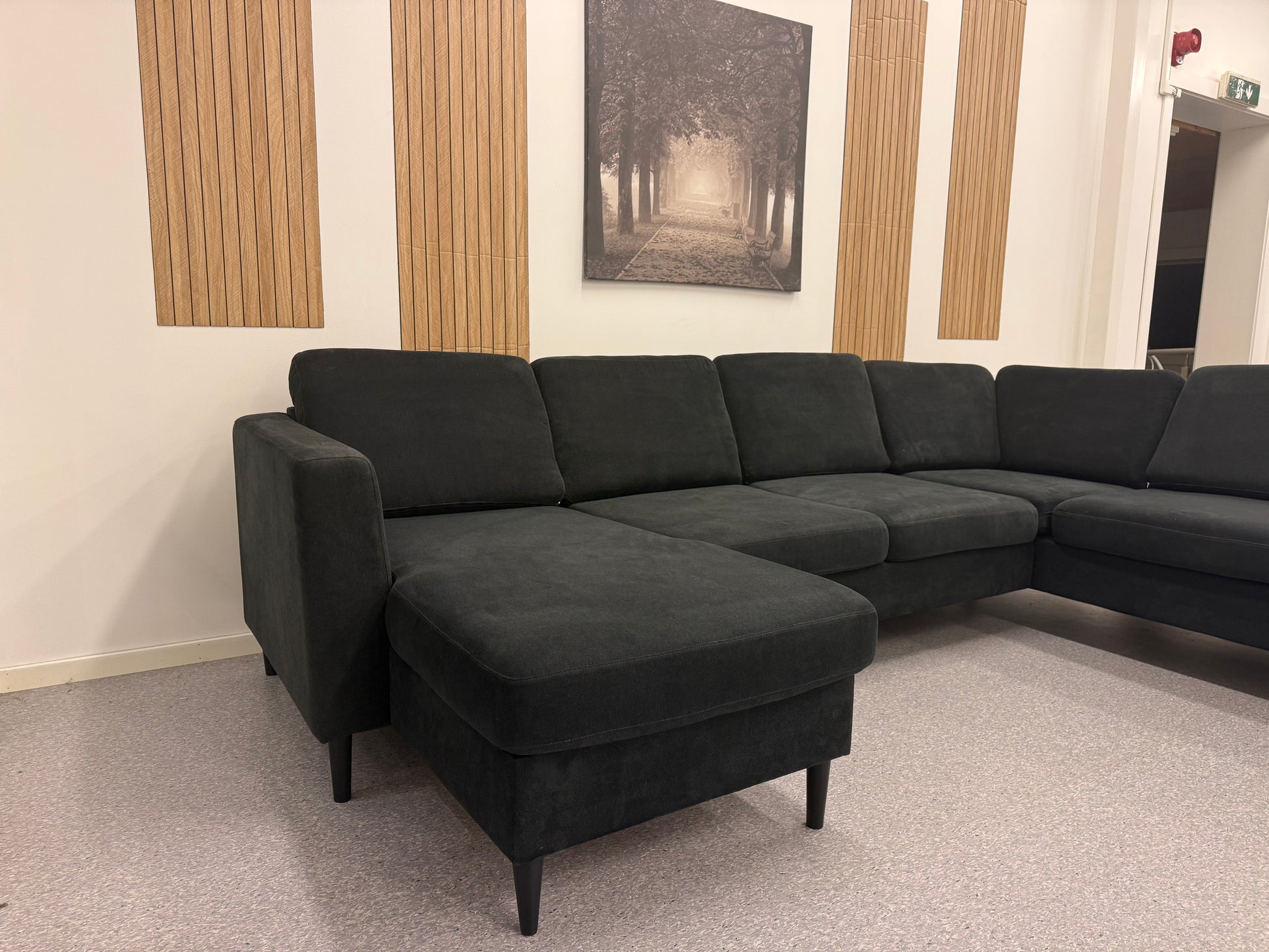 Nyrenset | Svart U-sofa med romslig komfort - Adoua Sofa