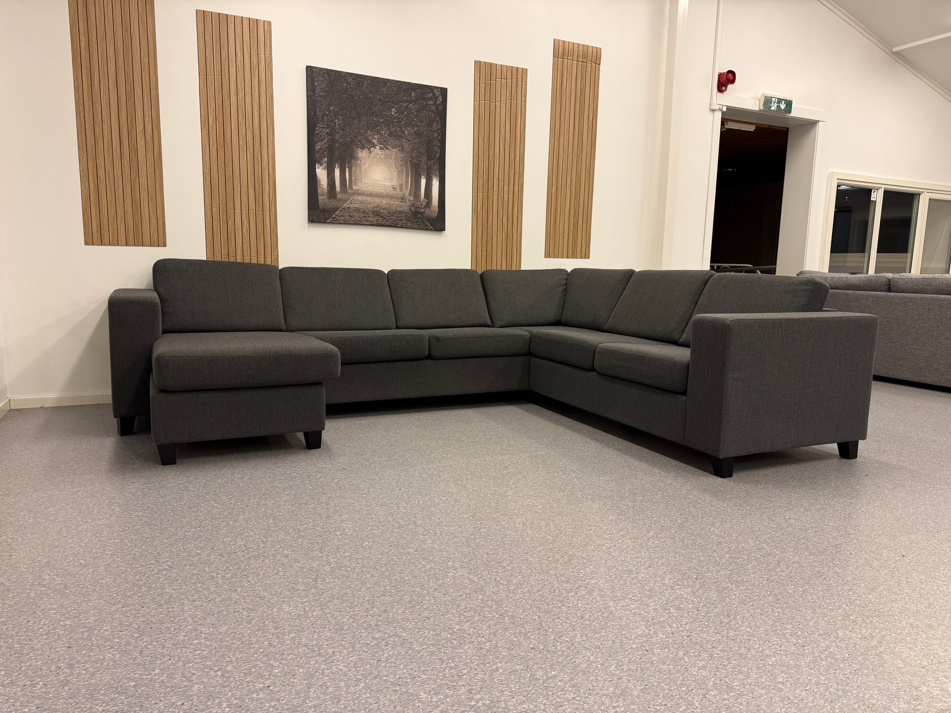 Trevillo hjørnesofa i mørk grå - Adoua Sofa