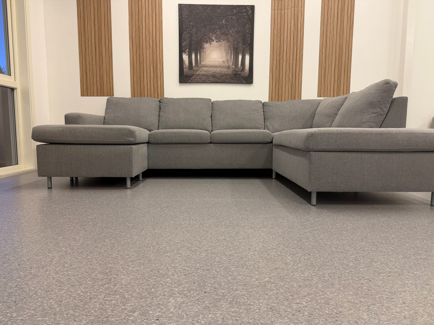 Stor U-sofa fra Skeidar i lys grå – perfekt familie- og TV‑sofa - Adoua Sofa