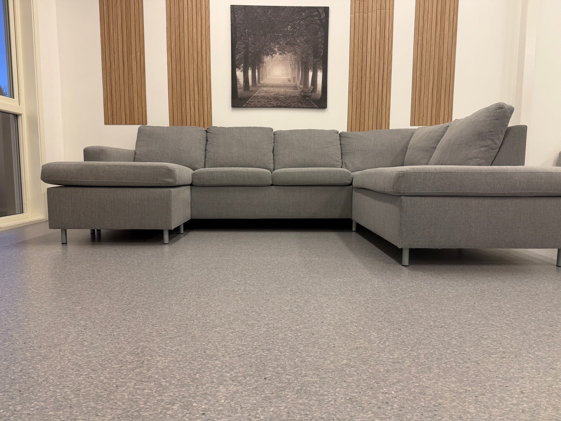 Stor U-sofa fra Skeidar i lys grå – perfekt familie- og TV‑sofa - Adoua Sofa