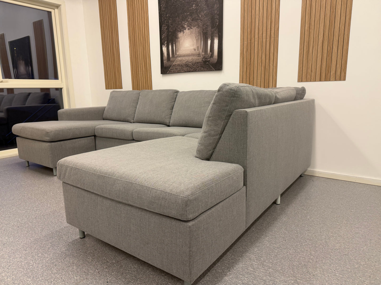 Stor U-sofa fra Skeidar i lys grå – perfekt familie- og TV‑sofa - Adoua Sofa