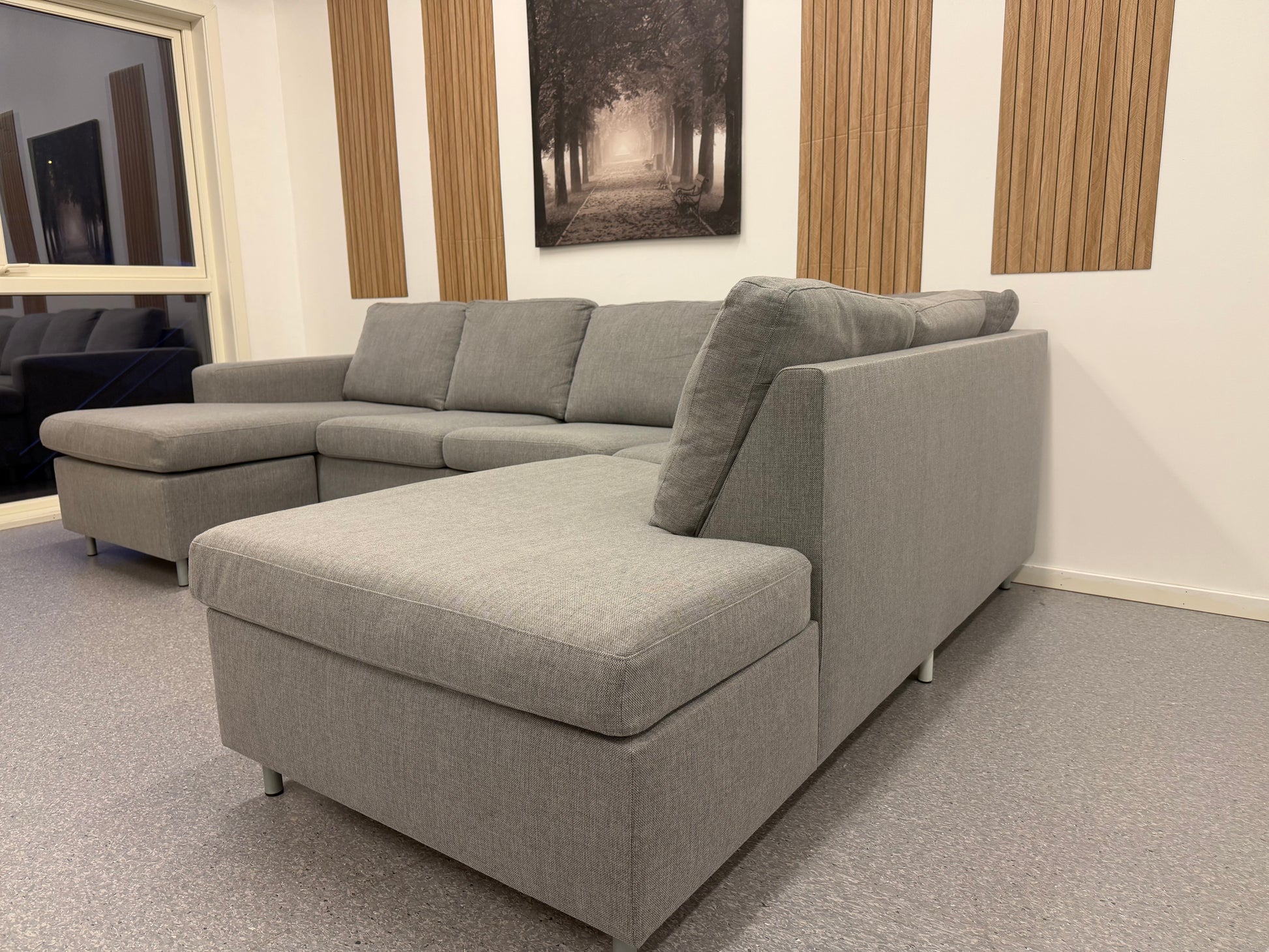 Stor U-sofa fra Skeidar i lys grå – perfekt familie- og TV‑sofa - Adoua Sofa