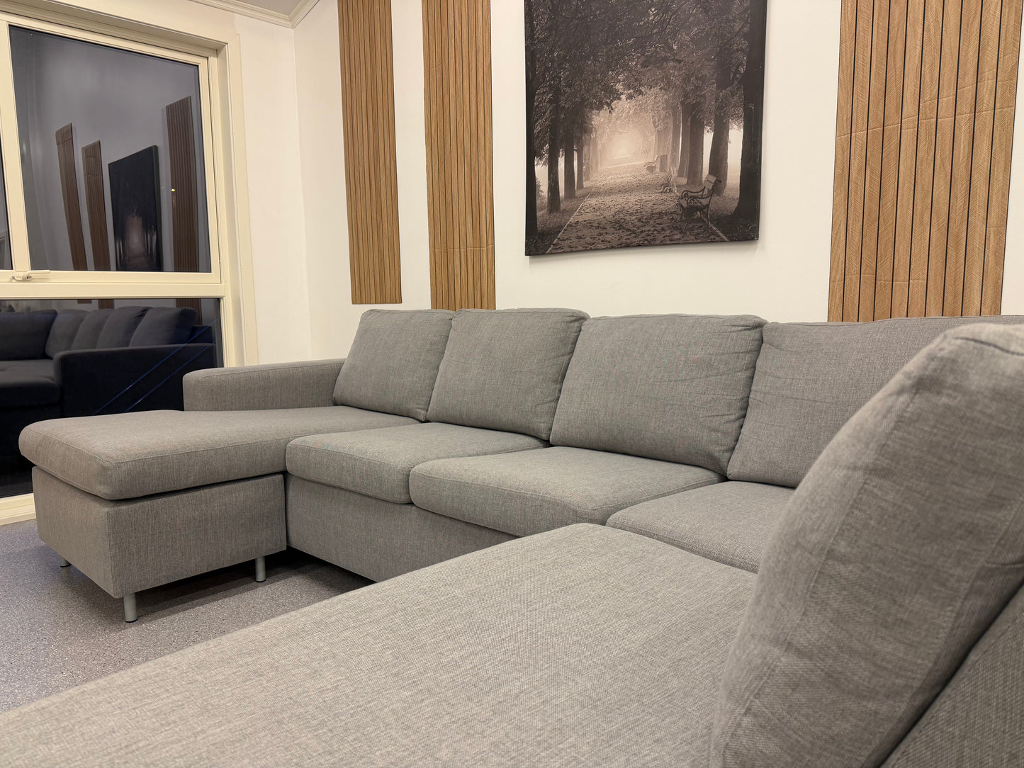 Stor U-sofa fra Skeidar i lys grå – perfekt familie- og TV‑sofa - Adoua Sofa