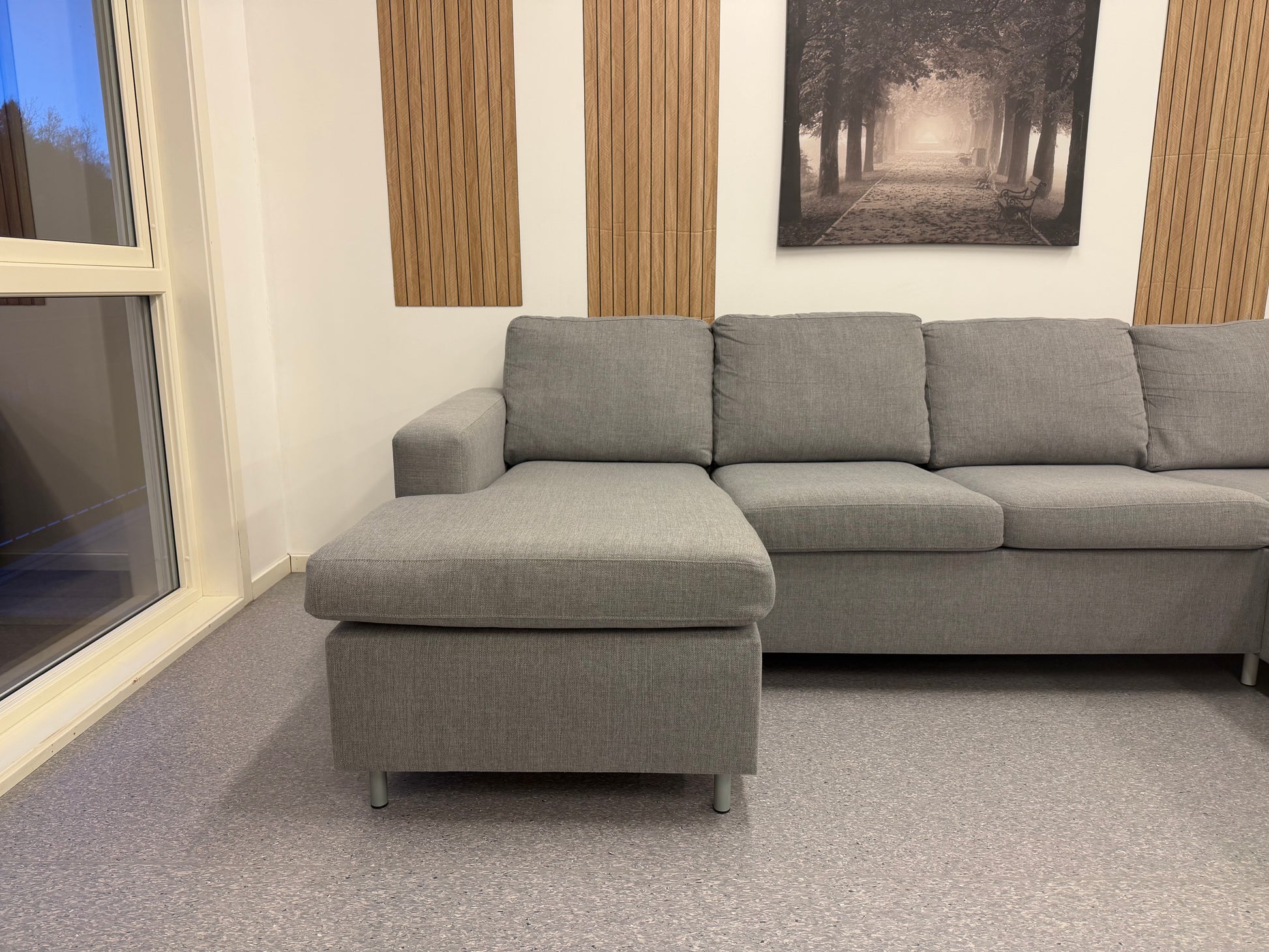 Stor U-sofa fra Skeidar i lys grå – perfekt familie- og TV‑sofa - Adoua Sofa