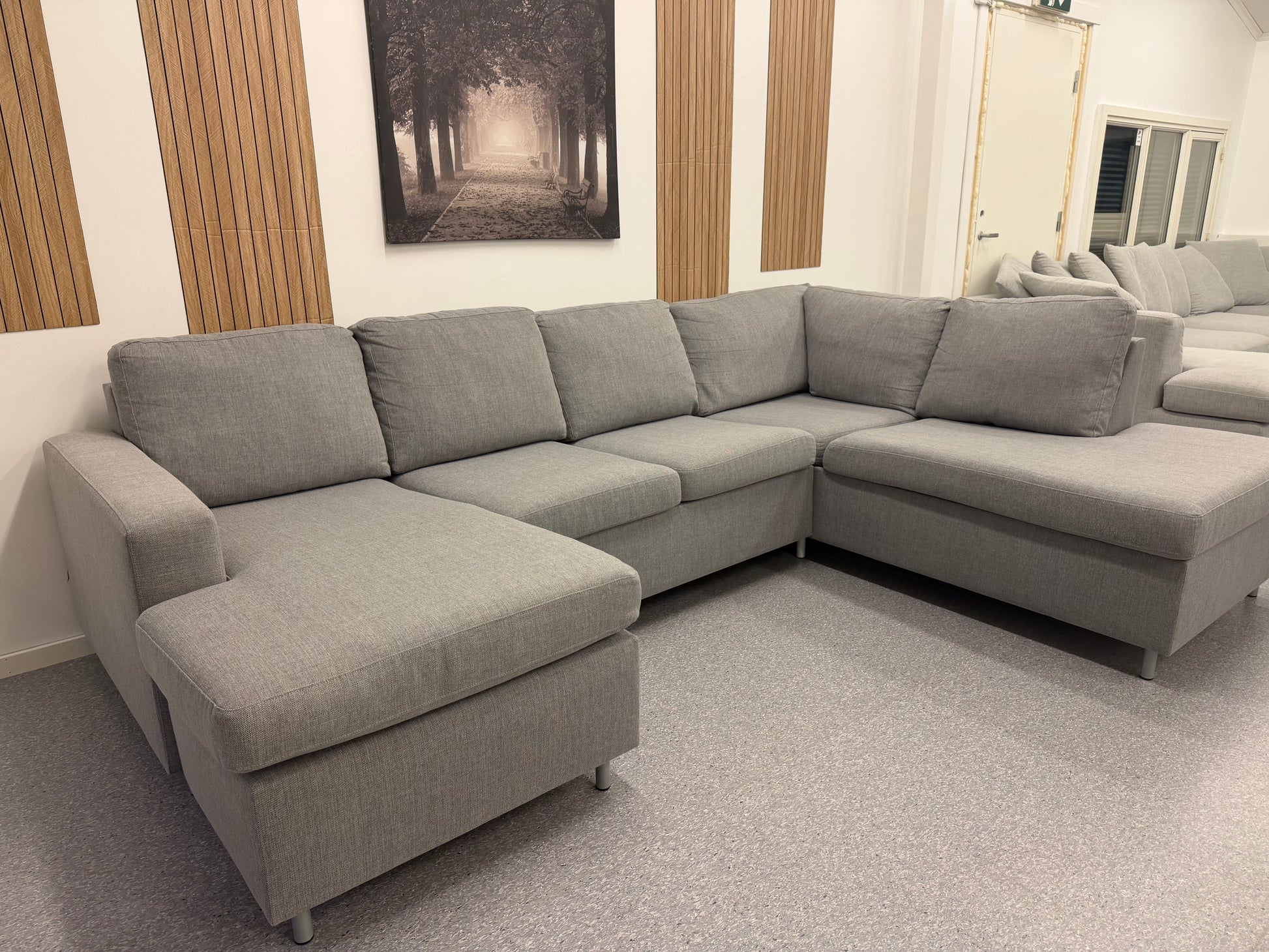 Stor U-sofa fra Skeidar i lys grå – perfekt familie- og TV‑sofa - Adoua Sofa