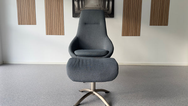 Komfortabel Roterbar Lenestol med Fotskammel - Adoua Sofa