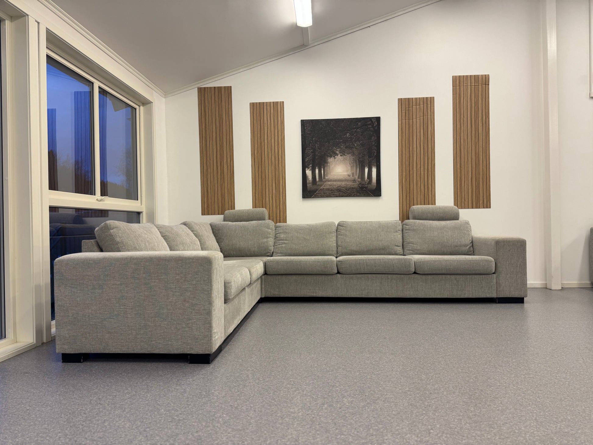 Stor hjørnesofa med maksimal sitteplass inkl. 2 nakkestøtter - Adoua Sofa