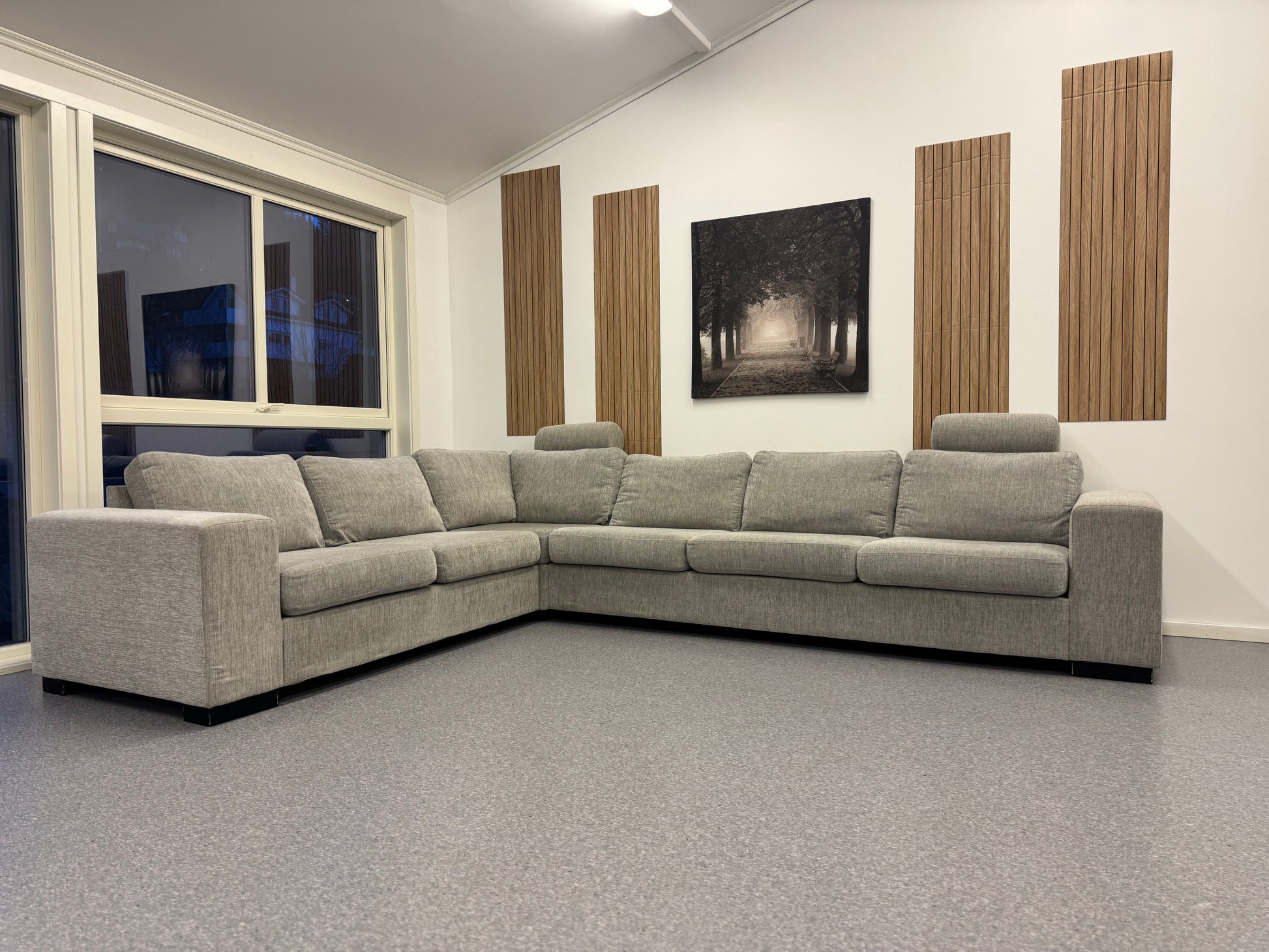 Stor hjørnesofa med maksimal sitteplass inkl. 2 nakkestøtter - Adoua Sofa