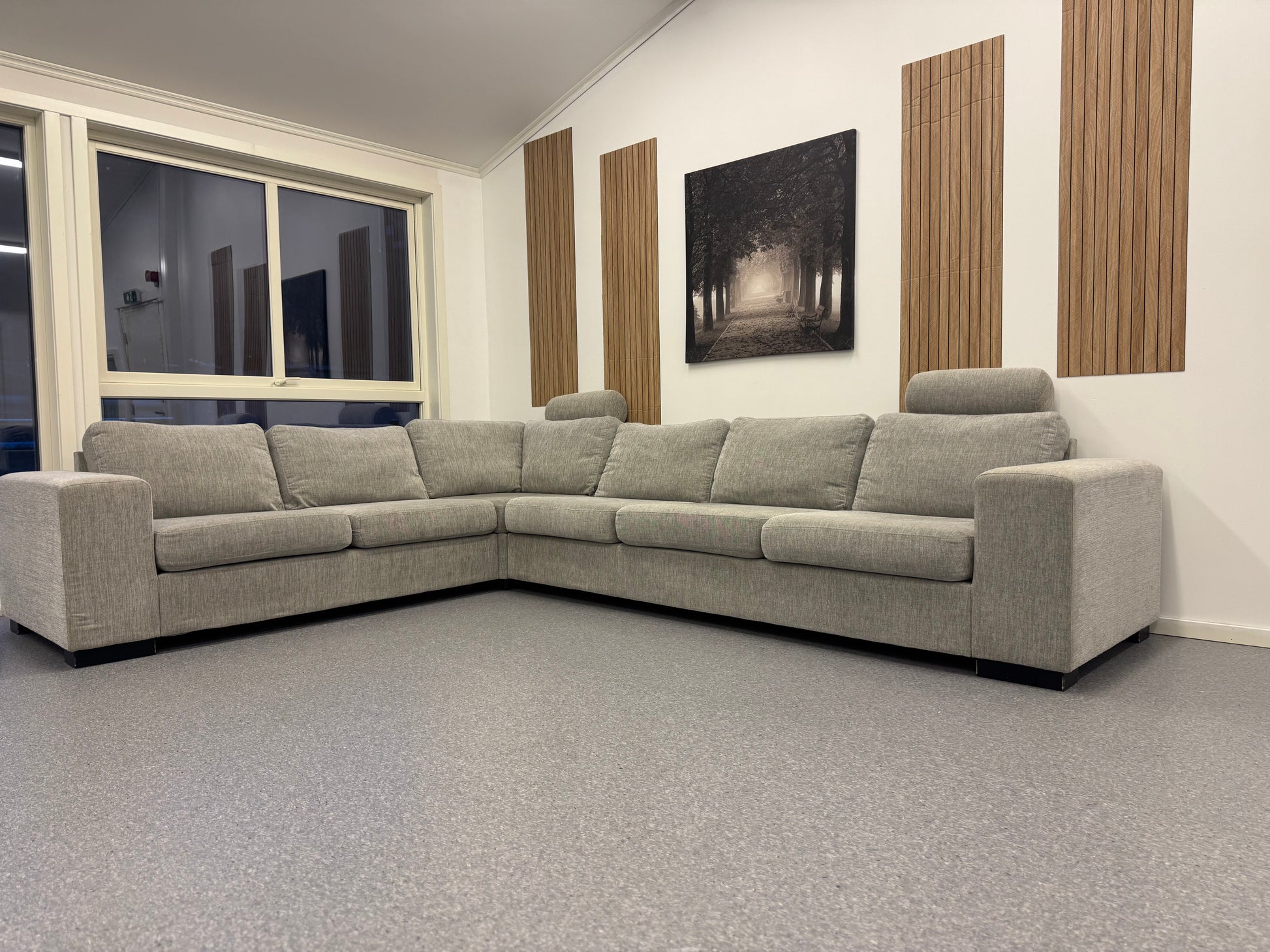 Stor hjørnesofa med maksimal sitteplass inkl. 2 nakkestøtter - Adoua Sofa