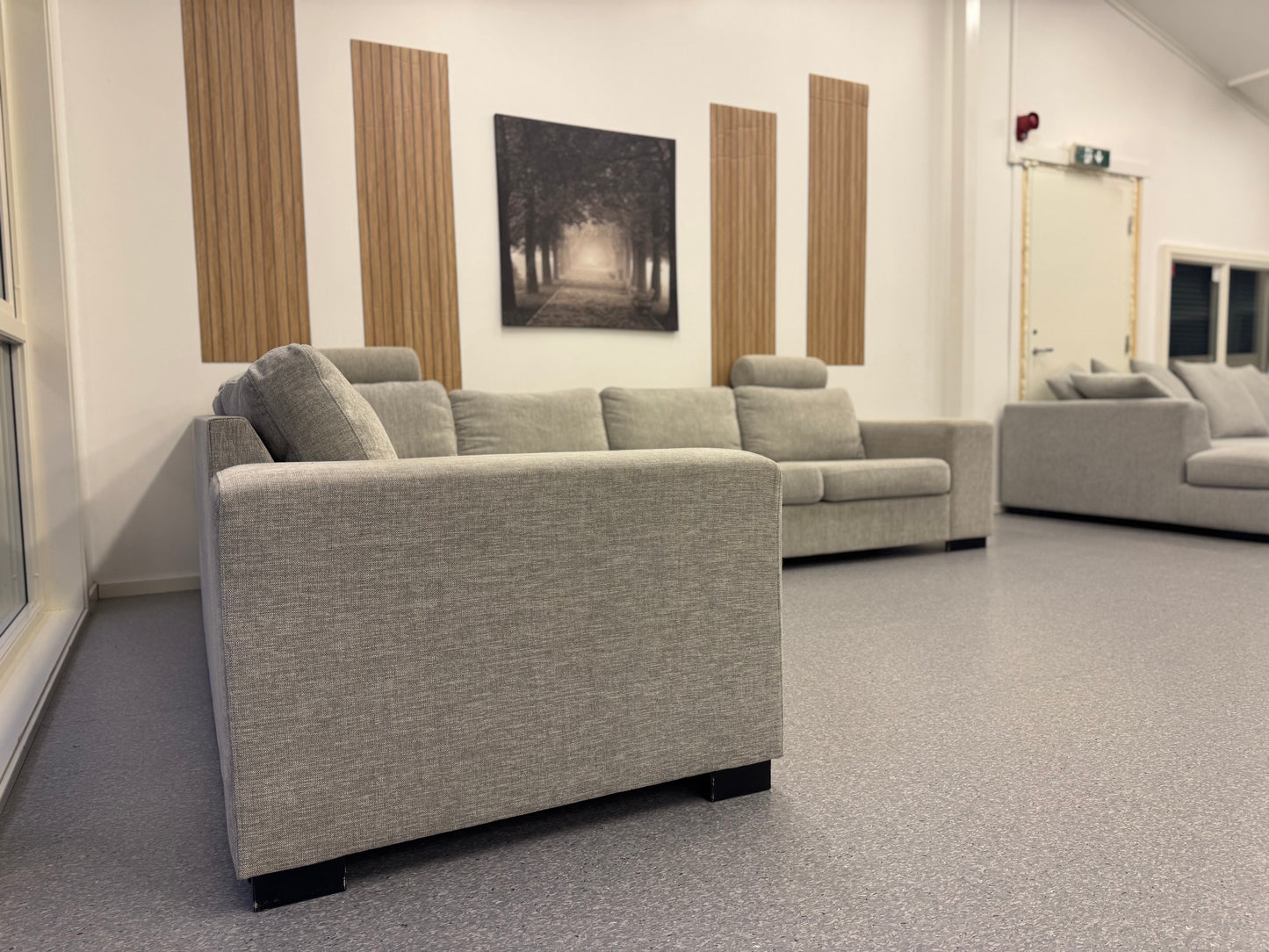 Stor hjørnesofa med maksimal sitteplass inkl. 2 nakkestøtter - Adoua Sofa