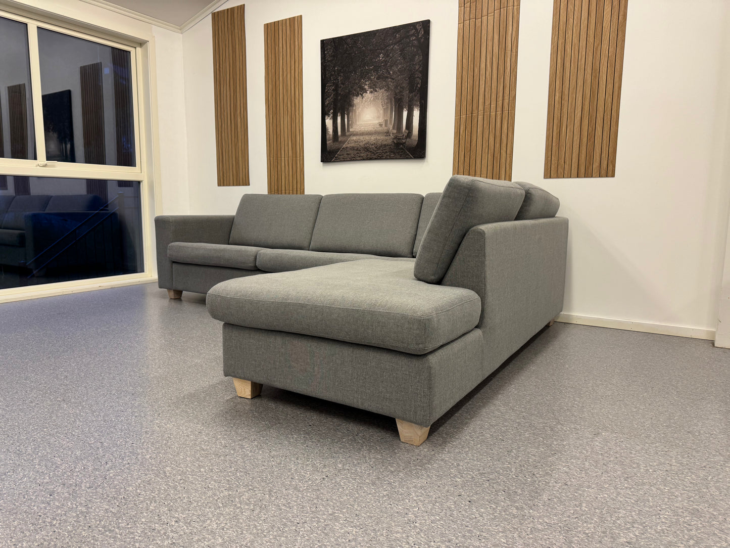 Nyrenset Stilren hjørnesofa i grå utførelse