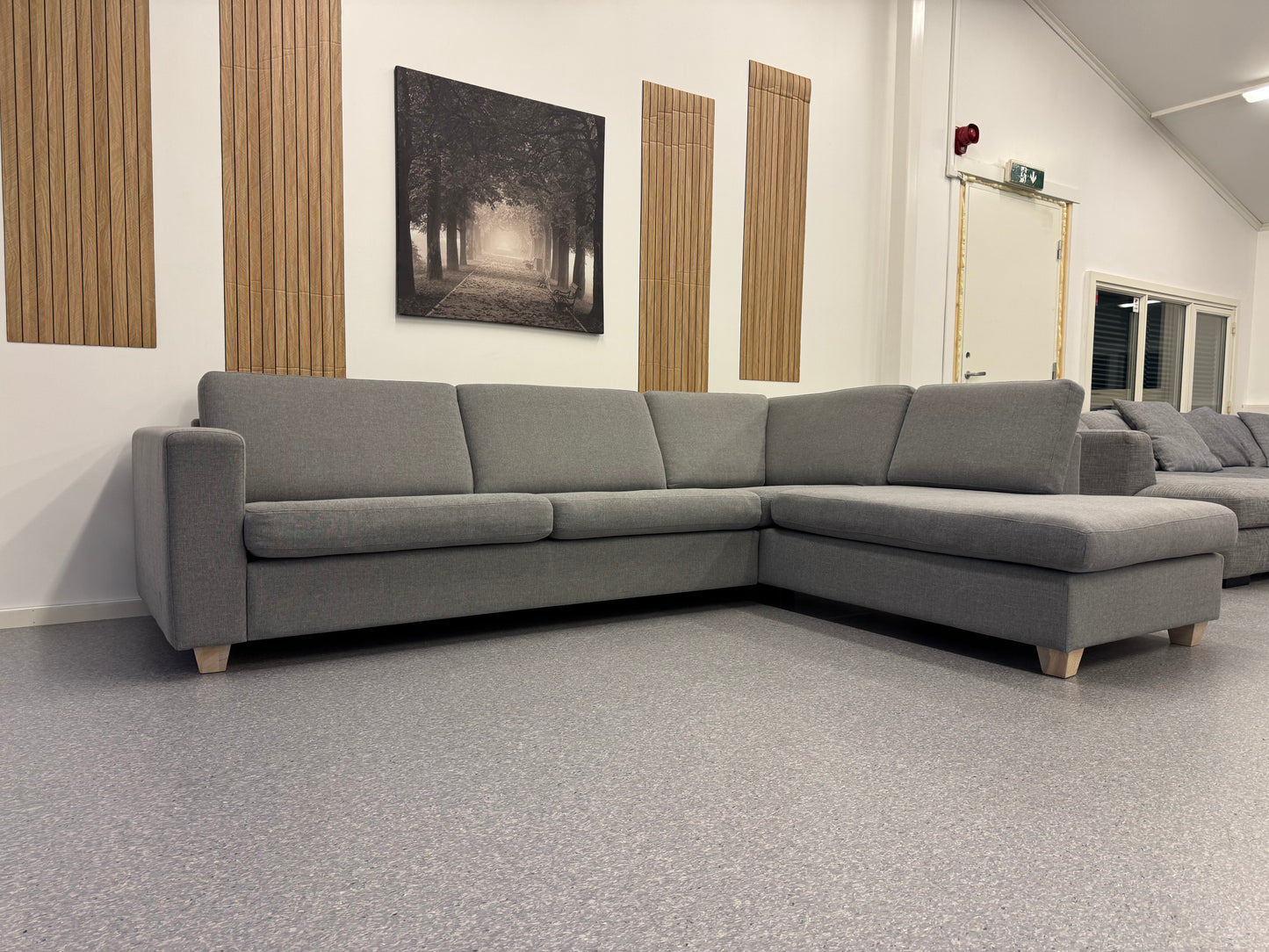 Nyrenset Stilren hjørnesofa i grå utførelse