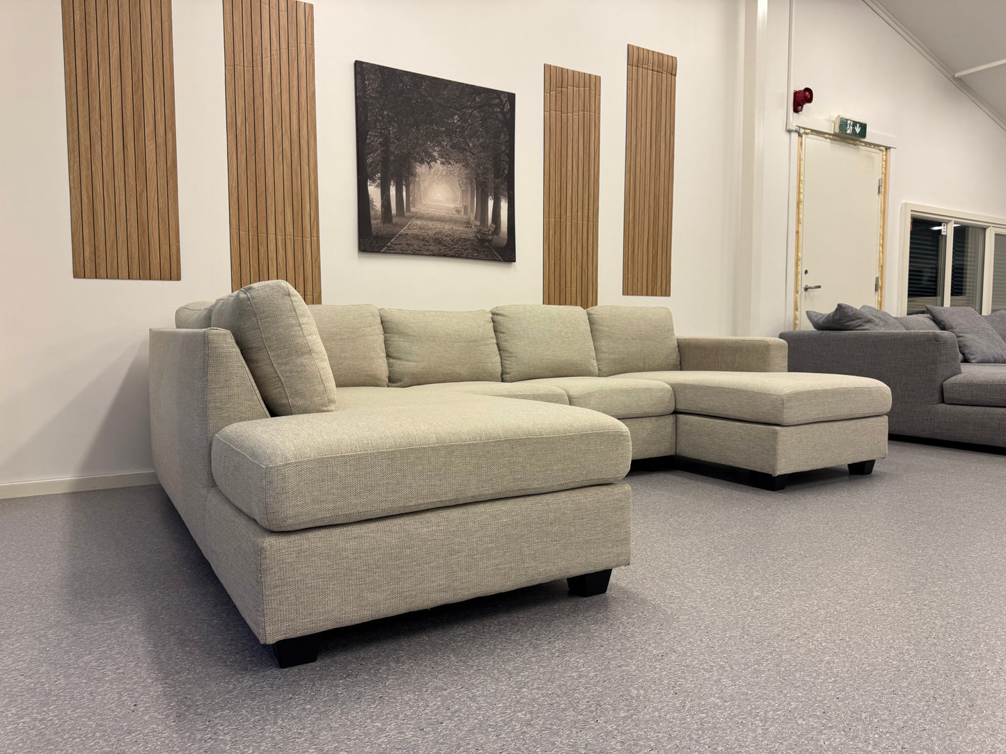 Nyrenset Romslig U-sofa i lys sand utførelse