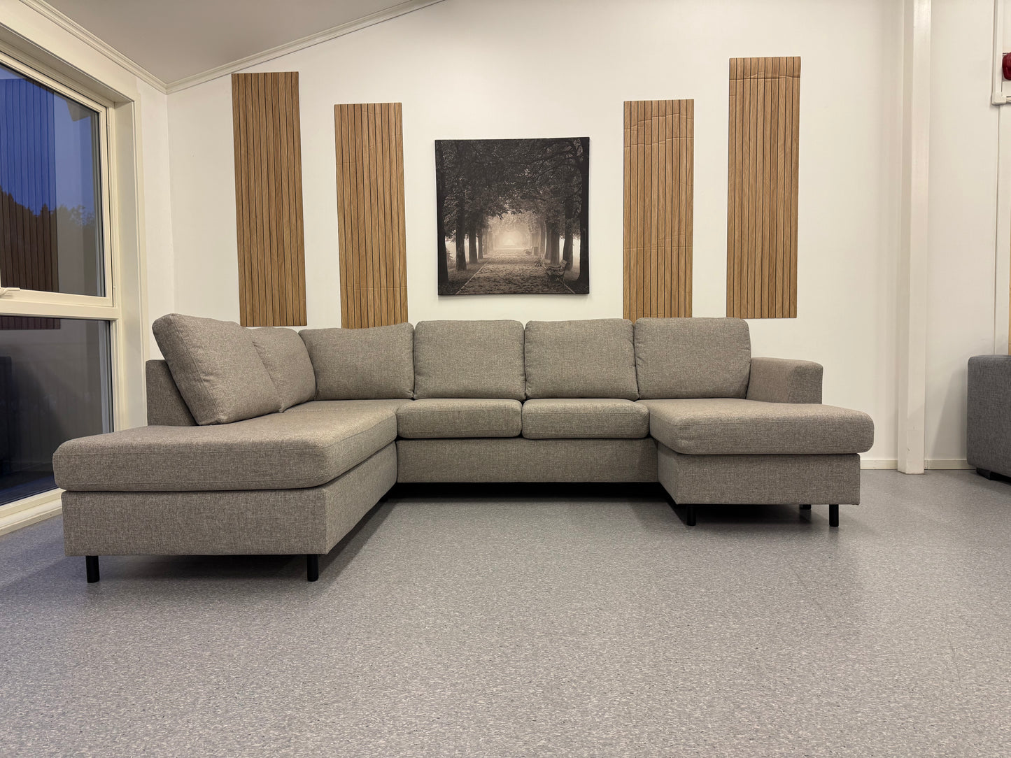 Nyrenset Komfortabel U-sofa i lys beige utførelse