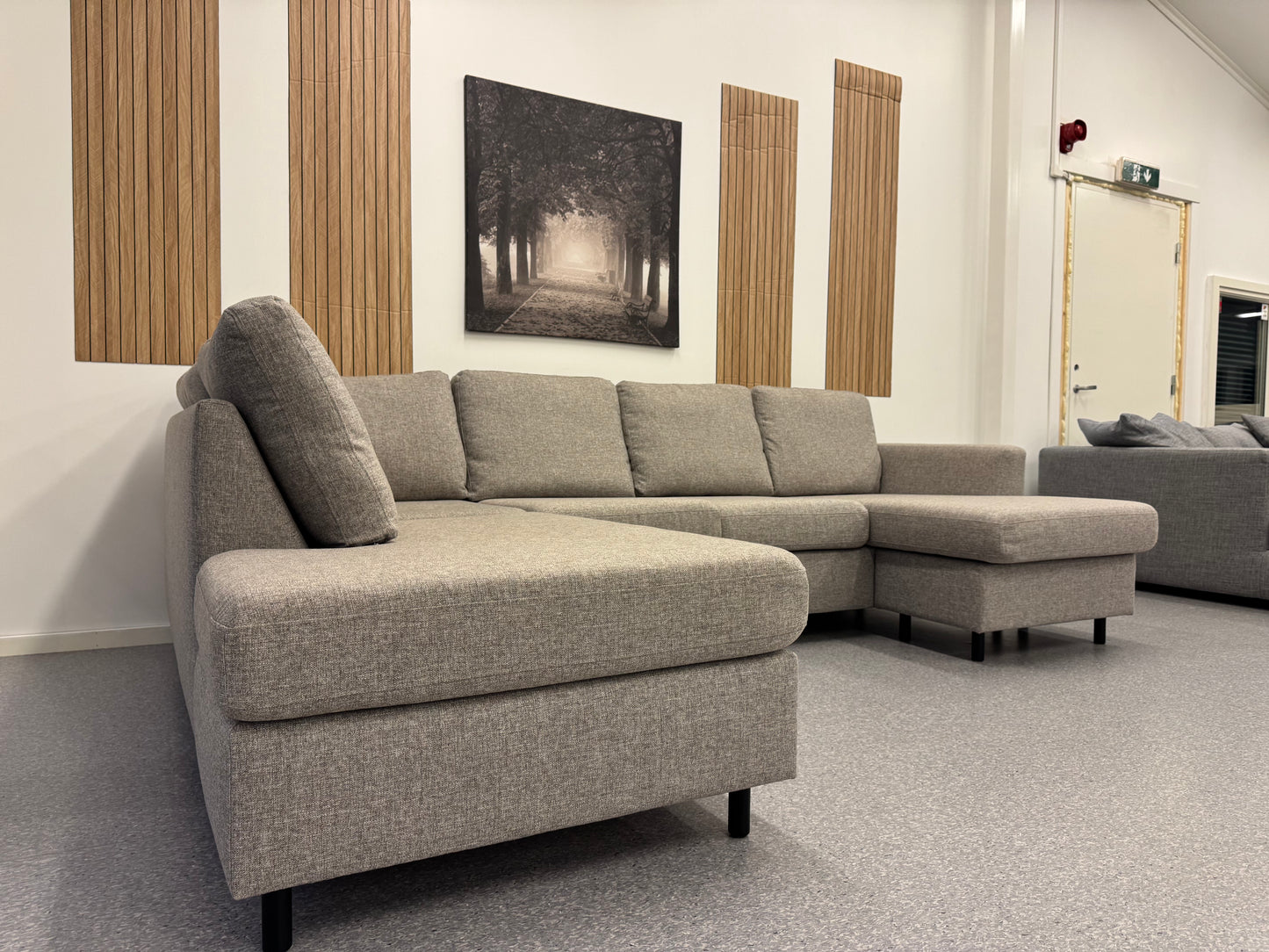 Nyrenset Komfortabel U-sofa i lys beige utførelse