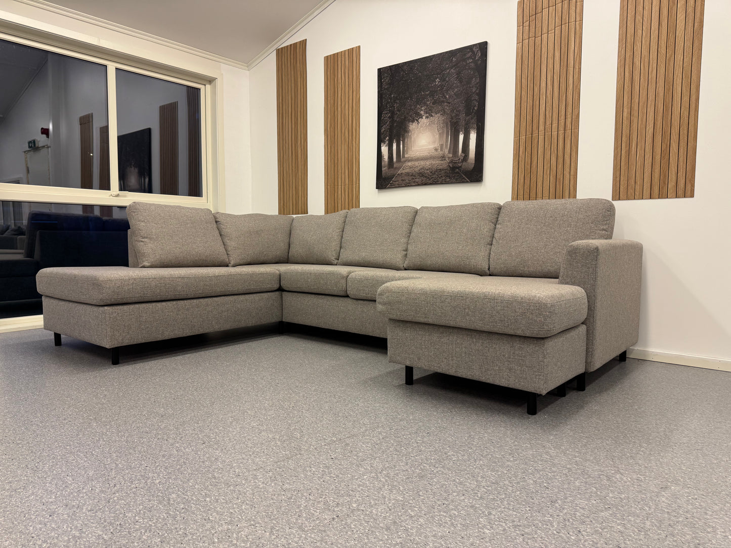 Nyrenset Komfortabel U-sofa i lys beige utførelse