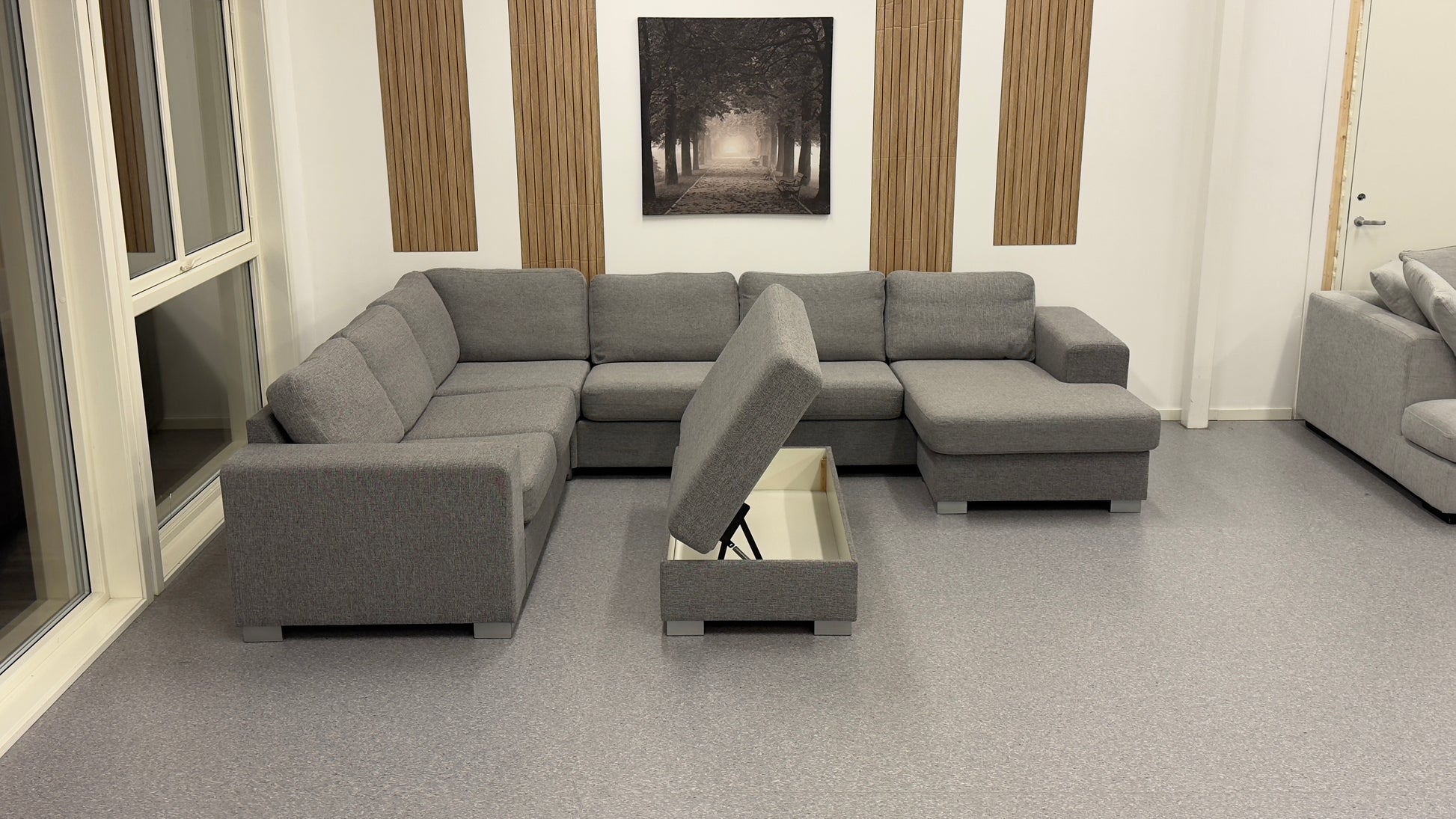 Vendbar Sunday U-sofa med oppbevaring & puff - Adoua Sofa