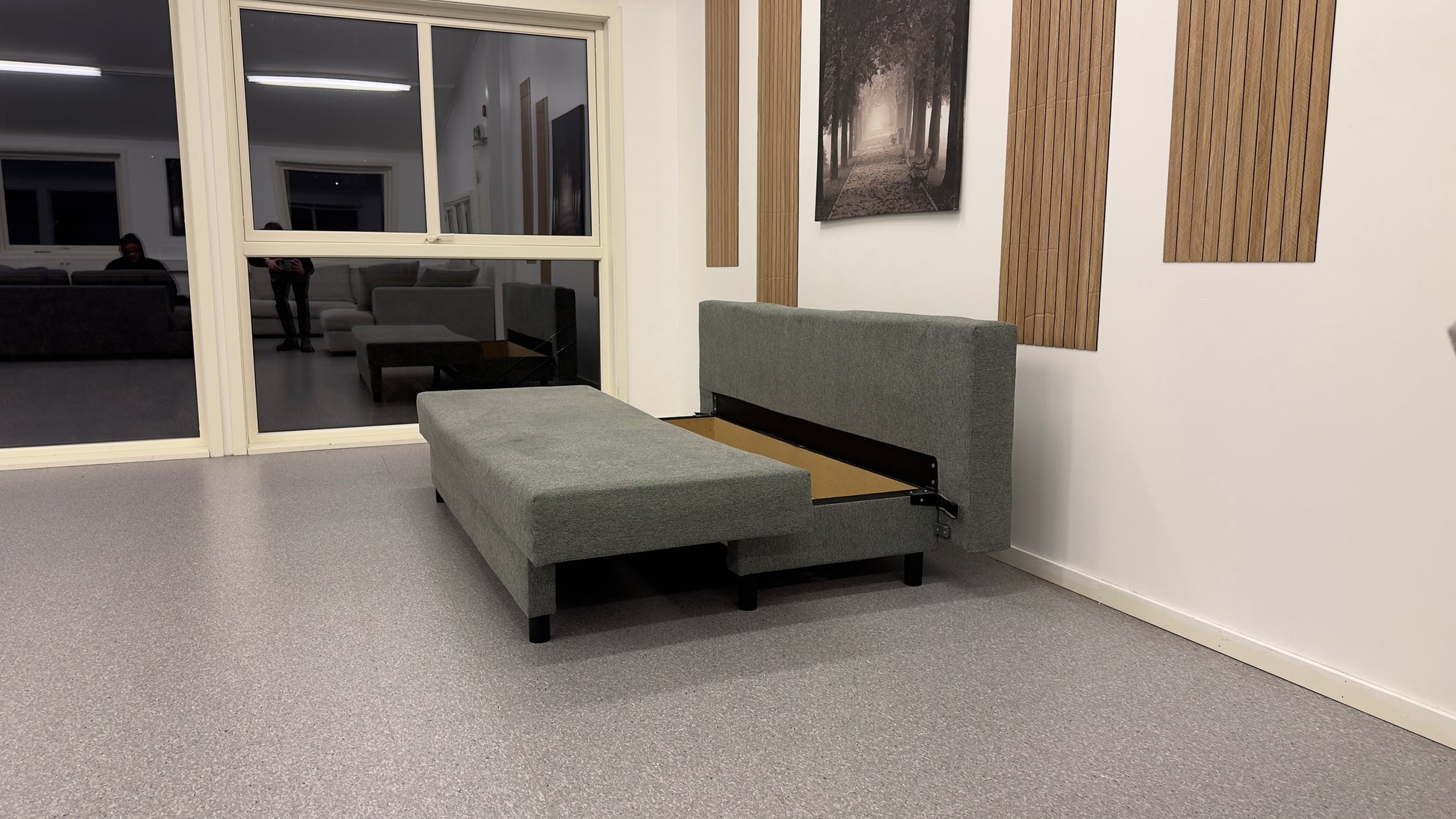Praktisk sovesofa med oppbevaring - Adoua Sofa