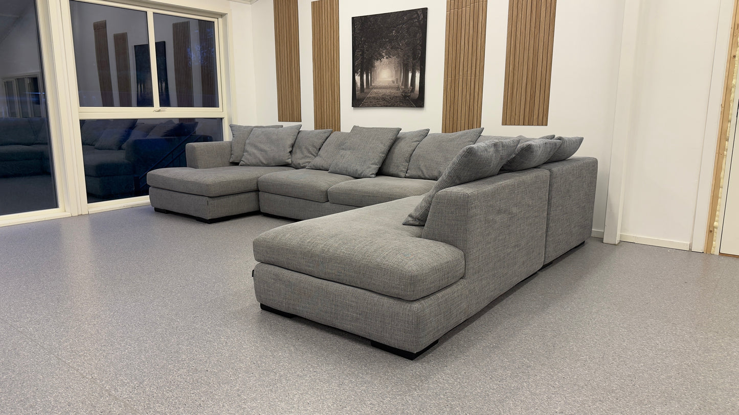 Nyrenset Romslig U-sofa i lys grå utførelse