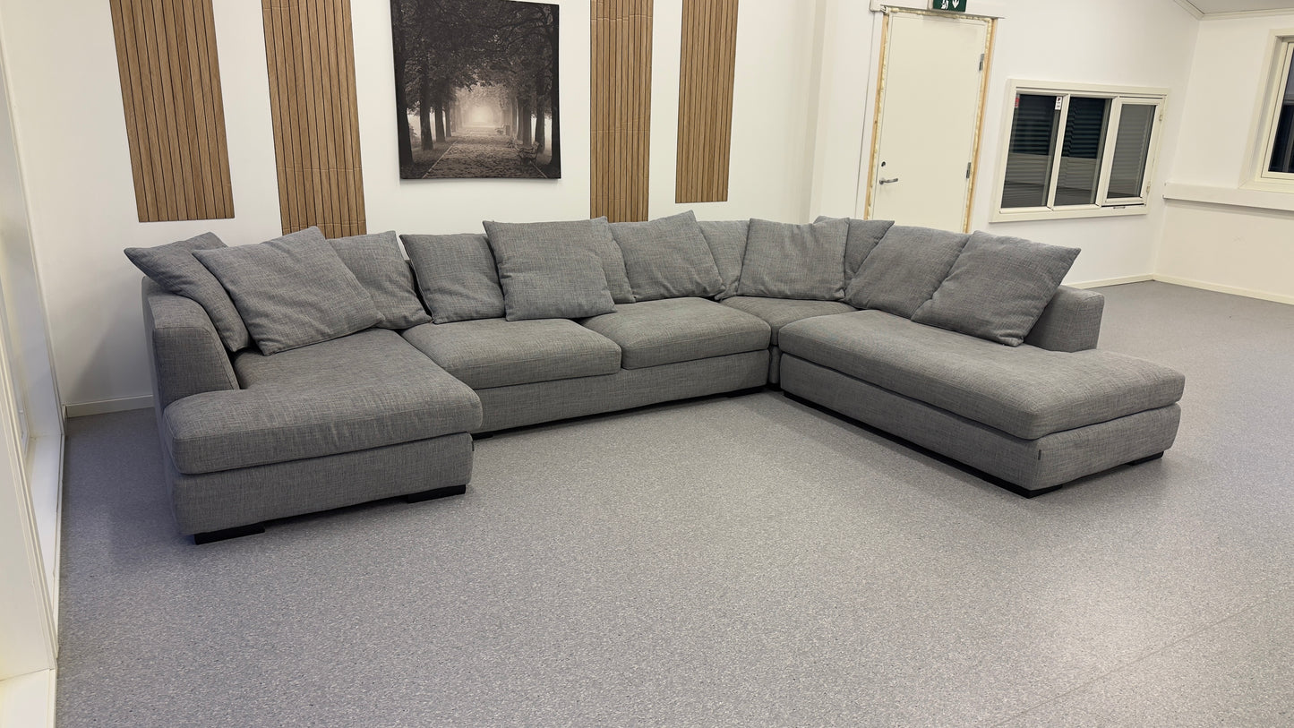 Nyrenset Romslig U-sofa i lys grå utførelse