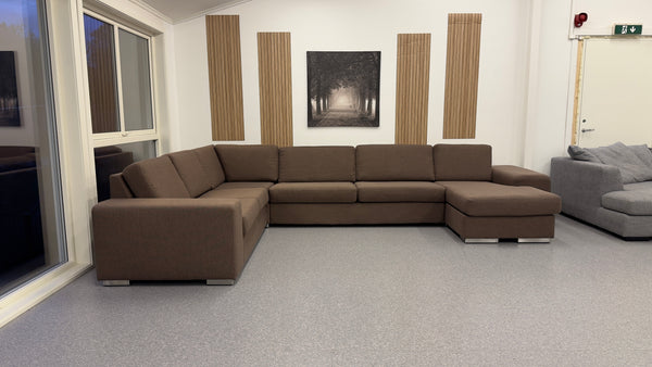 Nyrenset Stor U-sofa i varm brun utførelse