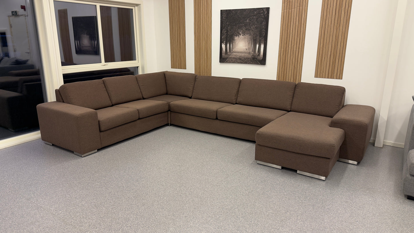Nyrenset Stor U-sofa i varm brun utførelse