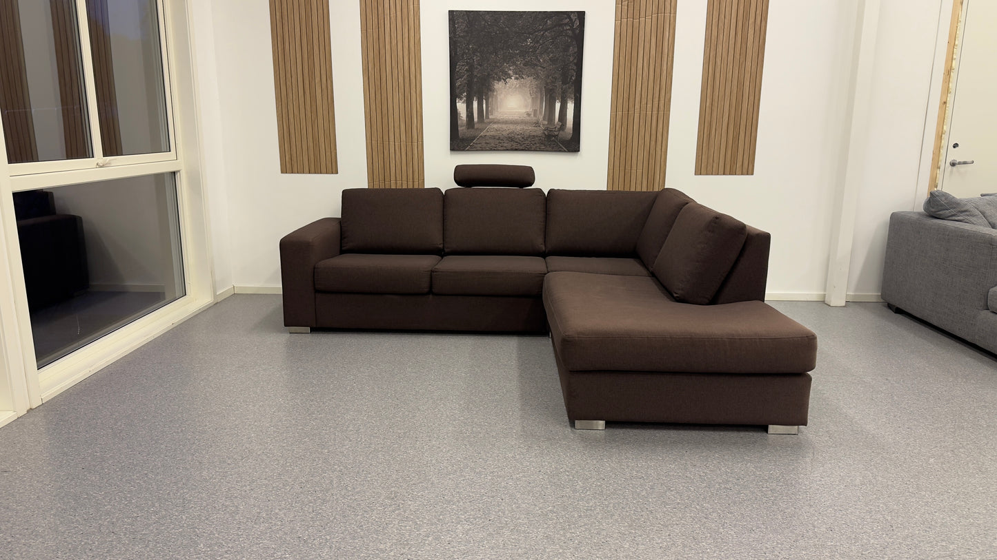 Nyrenset Elegant hjørnesofa i mørk brun utførelse