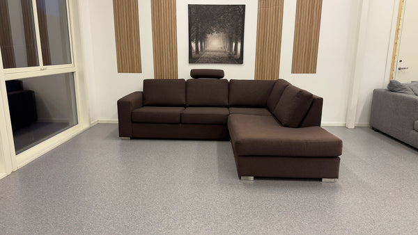 Nyrenset Elegant hjørnesofa i mørk brun utførelse - Adoua Sofa