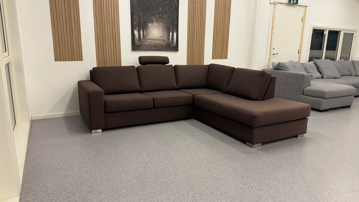 Nyrenset Elegant hjørnesofa i mørk brun utførelse
