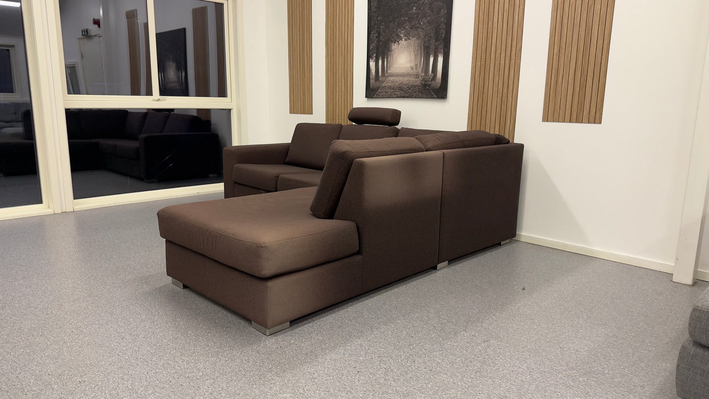 Nyrenset Elegant hjørnesofa i mørk brun utførelse