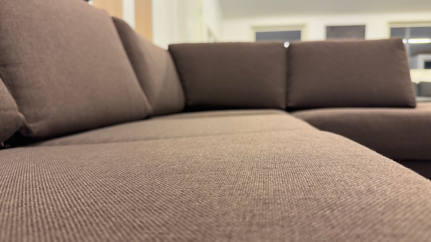 Nyrenset Elegant hjørnesofa i mørk brun utførelse